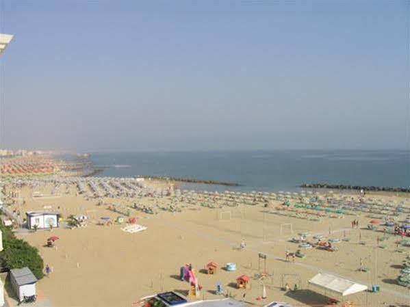 Hotel Caesar Paladium Rímini Exterior foto